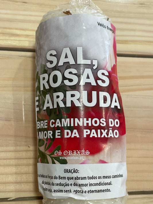 Vela de sal, rosas e arruda